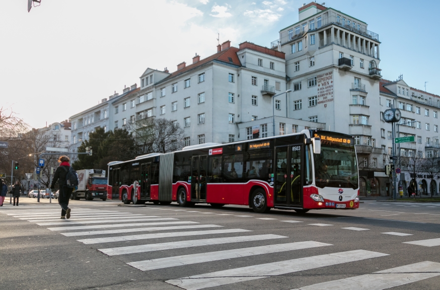 Bus der Linie 11A Vorgartenstraße Fahrtrichtung Heiligenstadt