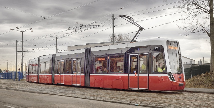 Die erste Flexity Straßenbahn für Wien - unterwegs in der Stadt.