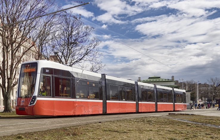 Die erste Flexity Straßenbahn für Wien - unterwegs in der Stadt.