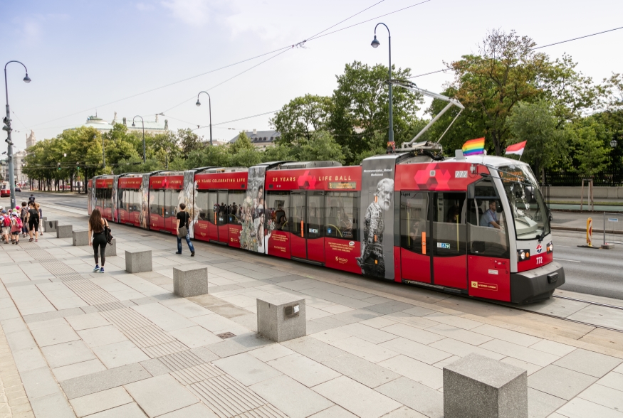 Linie 2 Dr.Karl Renner Ring beim Parlament Fahrtrichtung Friedrich Engels Platz