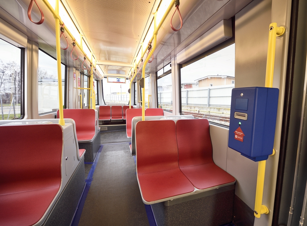 Flexity - die neue Straßenbahn für Wien. Innenansicht mit Schutzbelag am Boden.