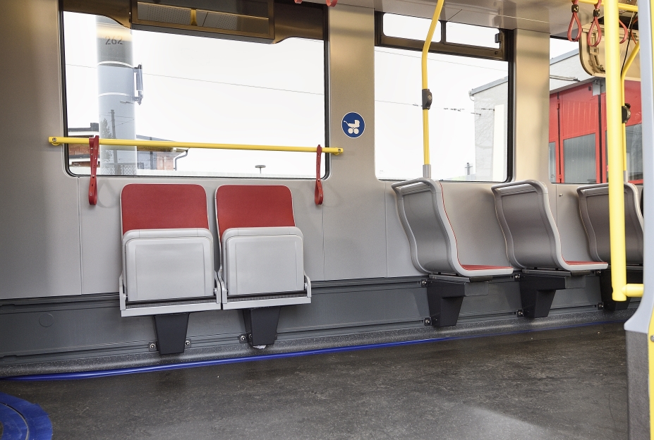 Flexity - die neue Straßenbahn für Wien. Innenansicht mit Schutzbelag am Boden.