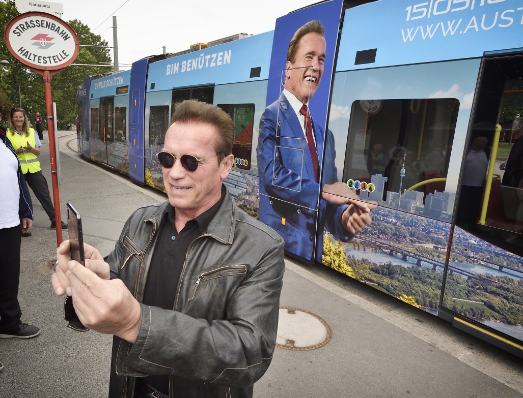 Anlässlich des Austrian Wolrd Summit besucht Arnold Schwarzenegger Wien und nutzt die Gelegenheit mit der Straßenbahn zu fahren.