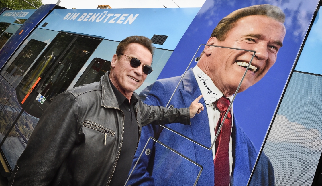 Anlässlich des Austrian Wolrd Summit besucht Arnold Schwarzenegger Wien und nutzt die Gelegenheit mit der Straßenbahn zu fahren.