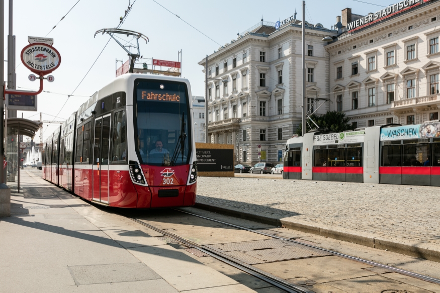 Flexity 302 als Fahrschule am Schwarzenbergplatz