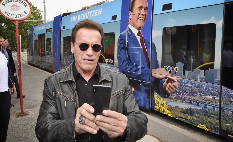 Anlässlich des Austrian Wolrd Summit besucht Arnold Schwarzenegger Wien und nutzt die Gelegenheit mit der Straßenbahn zu fahren.