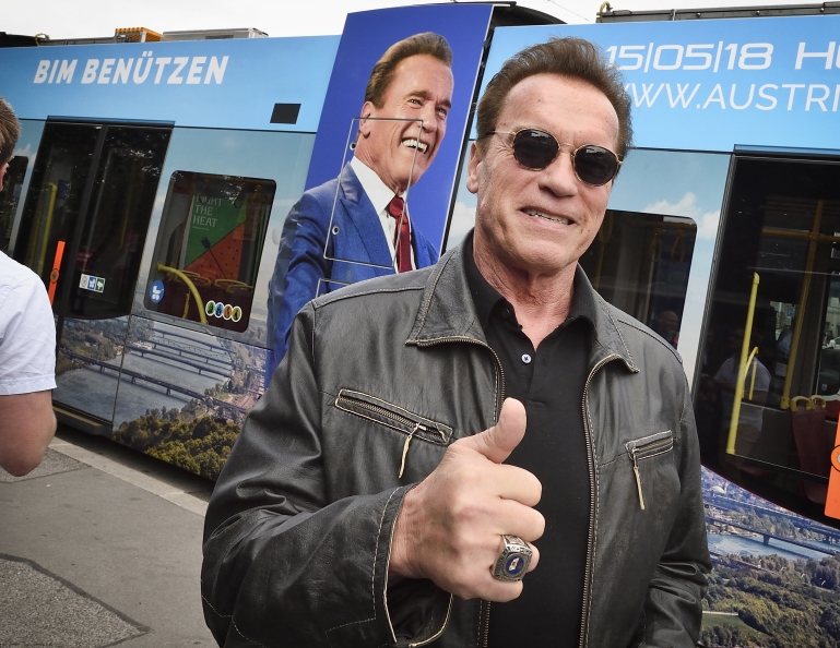 Anlässlich des Austrian Wolrd Summit besucht Arnold Schwarzenegger Wien und nutzt die Gelegenheit mit der Straßenbahn zu fahren.