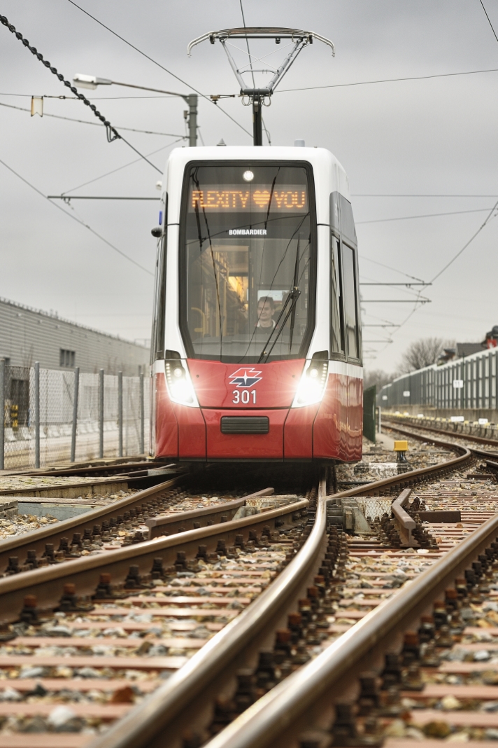 Flexity - die neue Straßenbahn für Wien. Testfahrten auf dem Gelände der Hauptwerkstätte der Wiener Linien