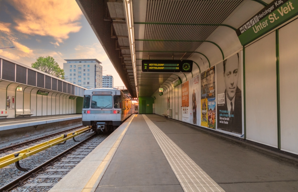 Silberpfeil in der U4 Station Unter St. Veit