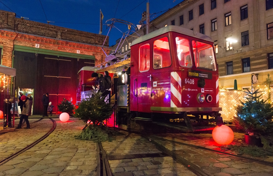 Auch 2021 laden die Wiener Linien wieder zum heimeligen Adventmarkt vor dem Verkehrsmuseum Remise ein. In historischem Ambiente gibt es weihnachtliche Genüsse und ein buntes Programm für Groß und Klein.
Öffnungszeiten:
3.12.-5.12.
10.12.-12.12.
17.12.-19.12.
Jeweils 14 bis 21 Uhr
Wo: Remise, Verkehrsmuseum der Wiener Linien, Ludwig-Koeßler-Platz, 1030 Wien  
