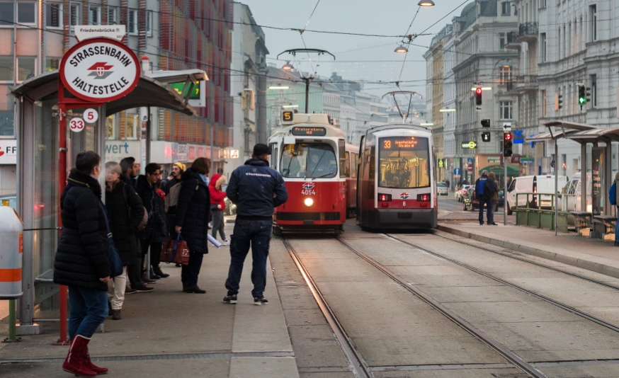 Linie 5 und 33 Friedensbrücke