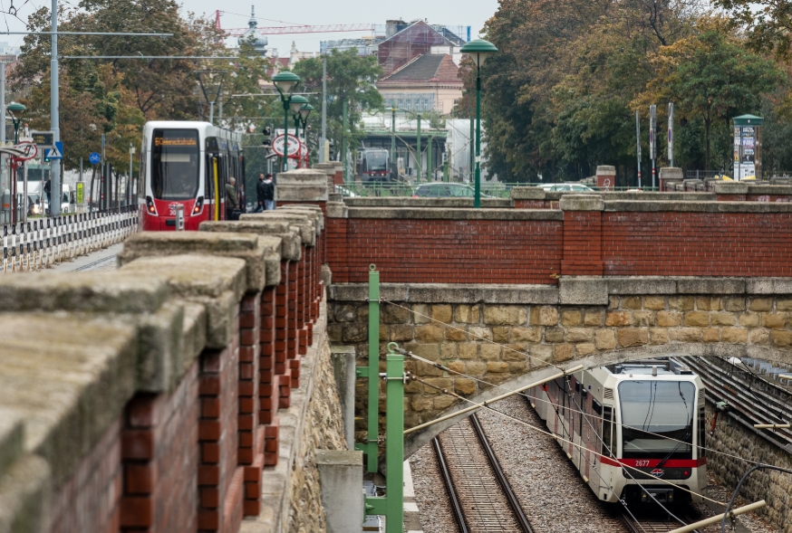 Flexity Linie 6 und U6 Zug Mariahilfer Gürtel