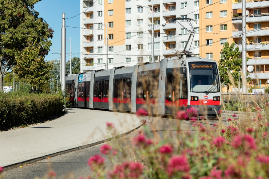 Linie 26 in der Prinzgasse in Hirschstetten unterwegs