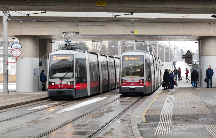 Zwei Züge der Linie 26 Hausfeldstraße U2