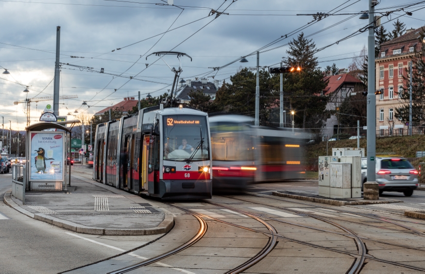 Linie 52 in Baumgarten, auf der Linzer Straße in Fahrtrichtung Westbahnhof unterwegs