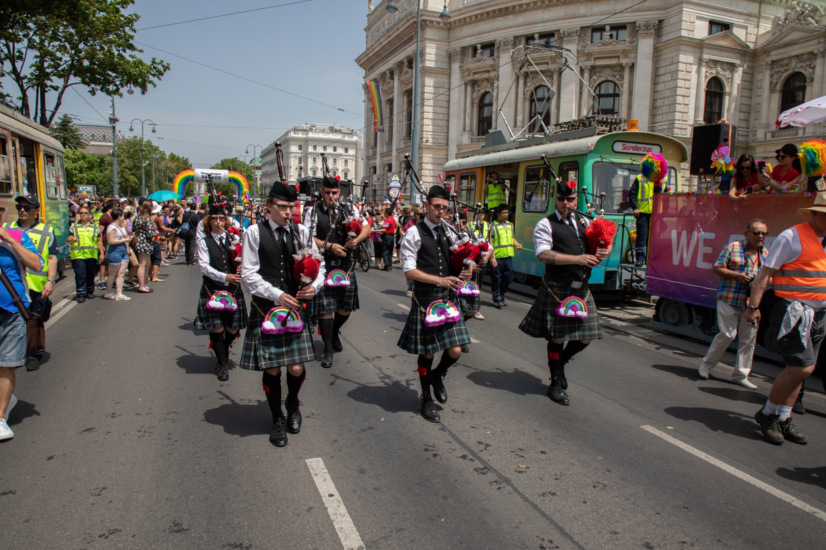 Auch 2019 führen die Wiener Linien die Regenbogenparade an und setzen ein Zeichen für Vielfalt und Akzeptanz.