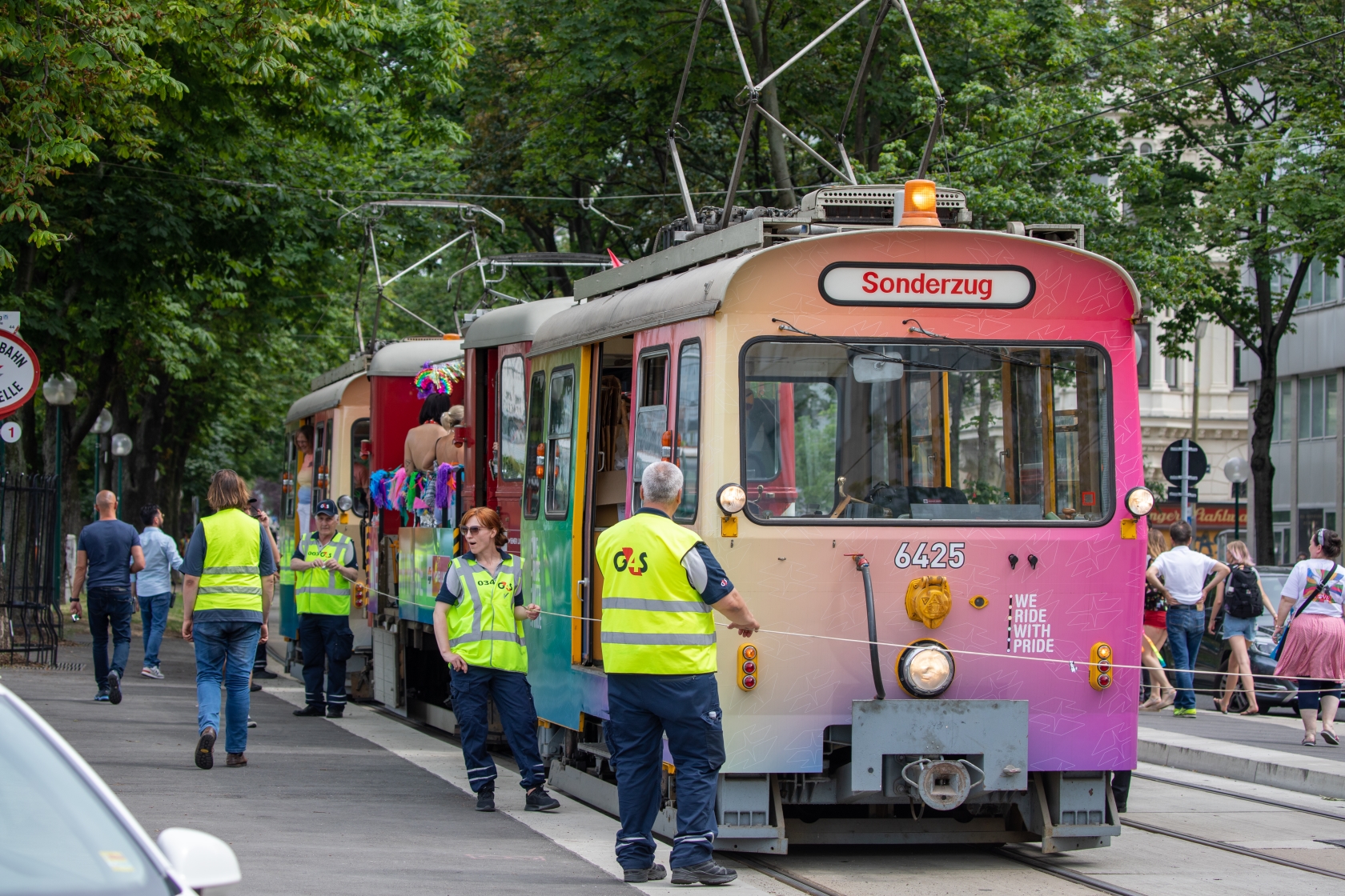 Auch 2019 führen die Wiener Linien die Regenbogenparade an und setzen ein Zeichen für Vielfalt und Akzeptanz.