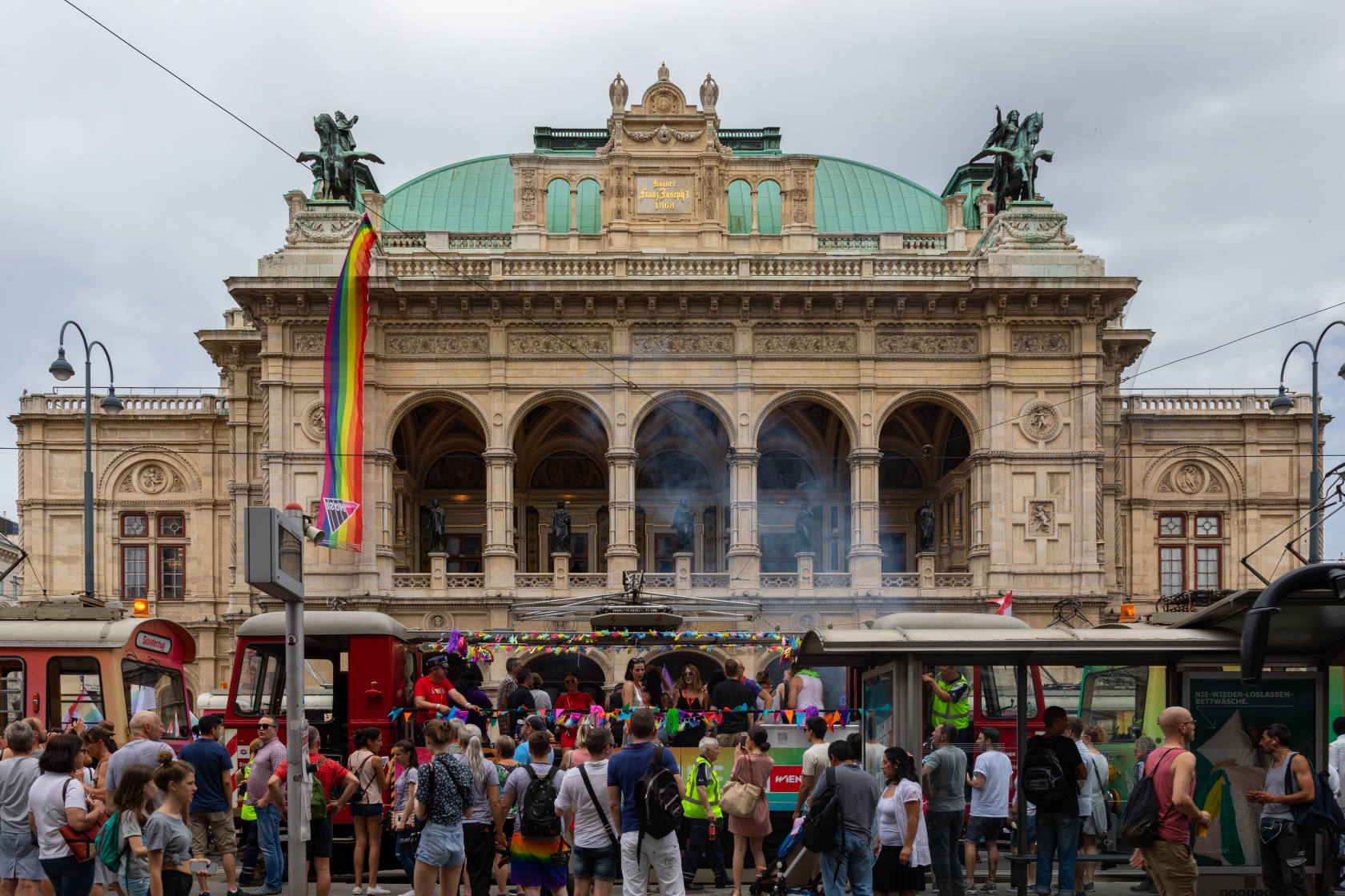 Auch 2019 führen die Wiener Linien die Regenbogenparade an und setzen ein Zeichen für Vielfalt und Akzeptanz.