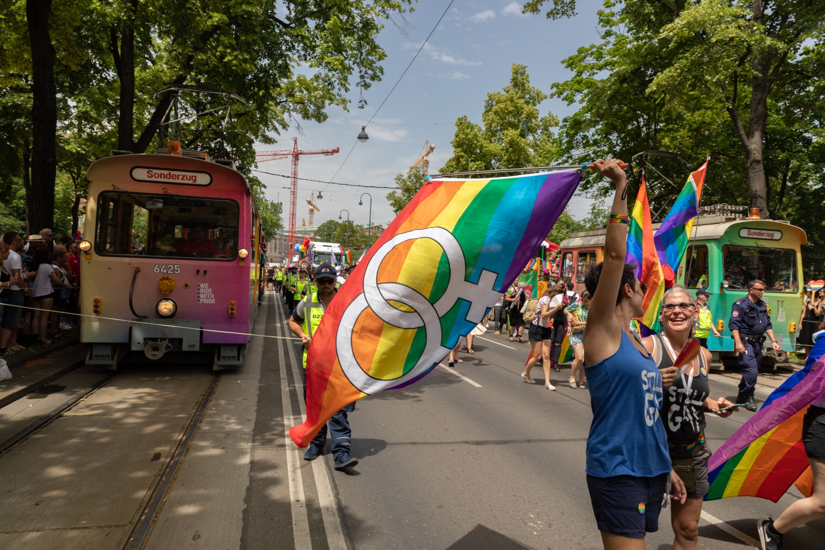 Auch 2019 führen die Wiener Linien die Regenbogenparade an und setzen ein Zeichen für Vielfalt und Akzeptanz.