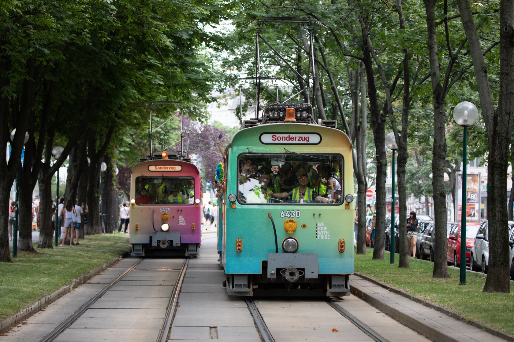 Auch 2019 führen die Wiener Linien die Regenbogenparade an und setzen ein Zeichen für Vielfalt und Akzeptanz.