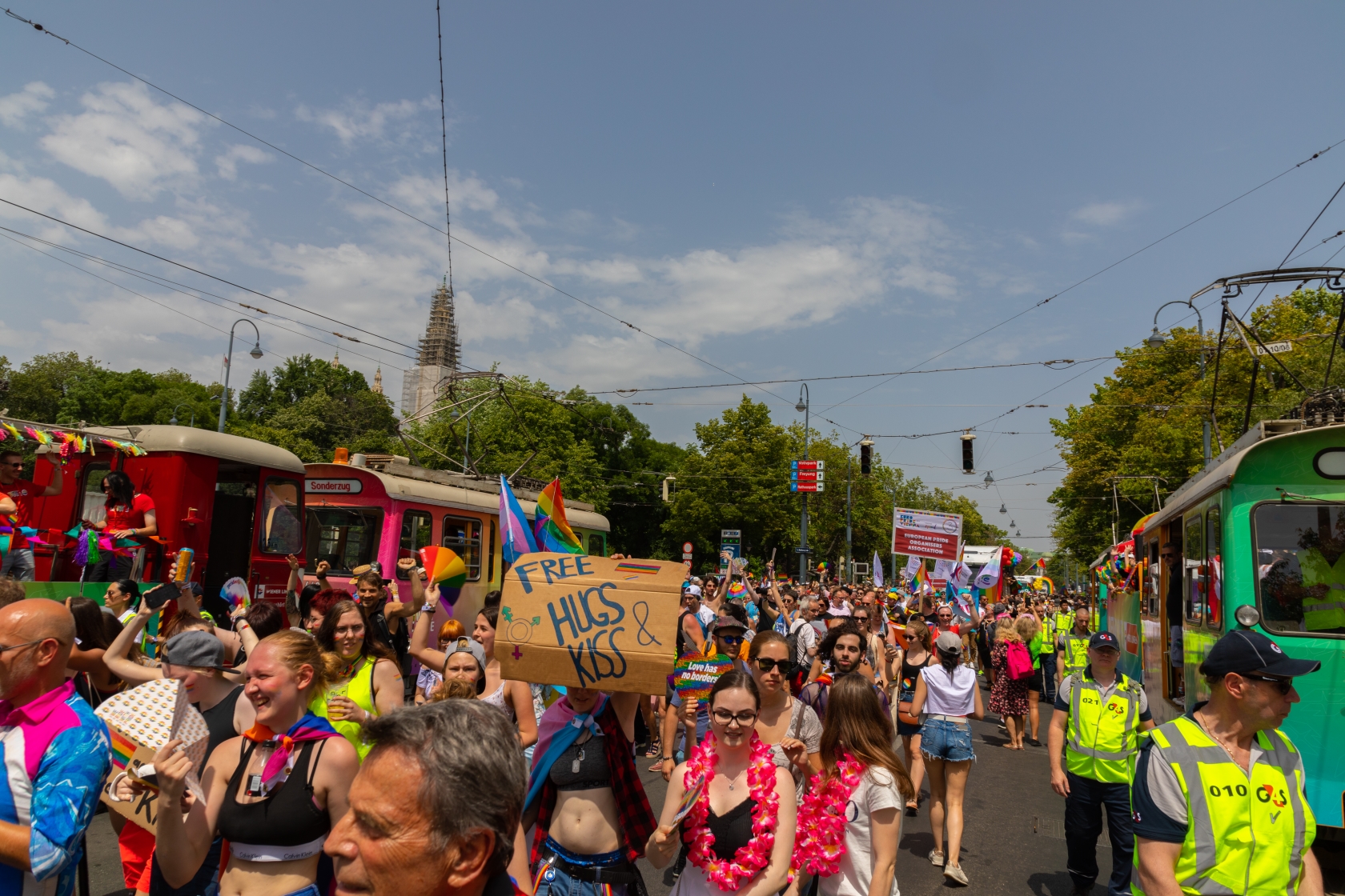 Auch 2019 führen die Wiener Linien die Regenbogenparade an und setzen ein Zeichen für Vielfalt und Akzeptanz.