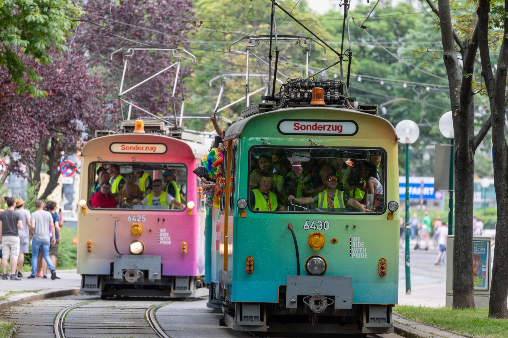 Auch 2019 führen die Wiener Linien die Regenbogenparade an und setzen ein Zeichen für Vielfalt und Akzeptanz.