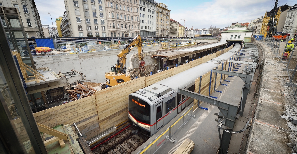 Baustelle der Linien U4 und U2 bei der Station Pilgramgasse.