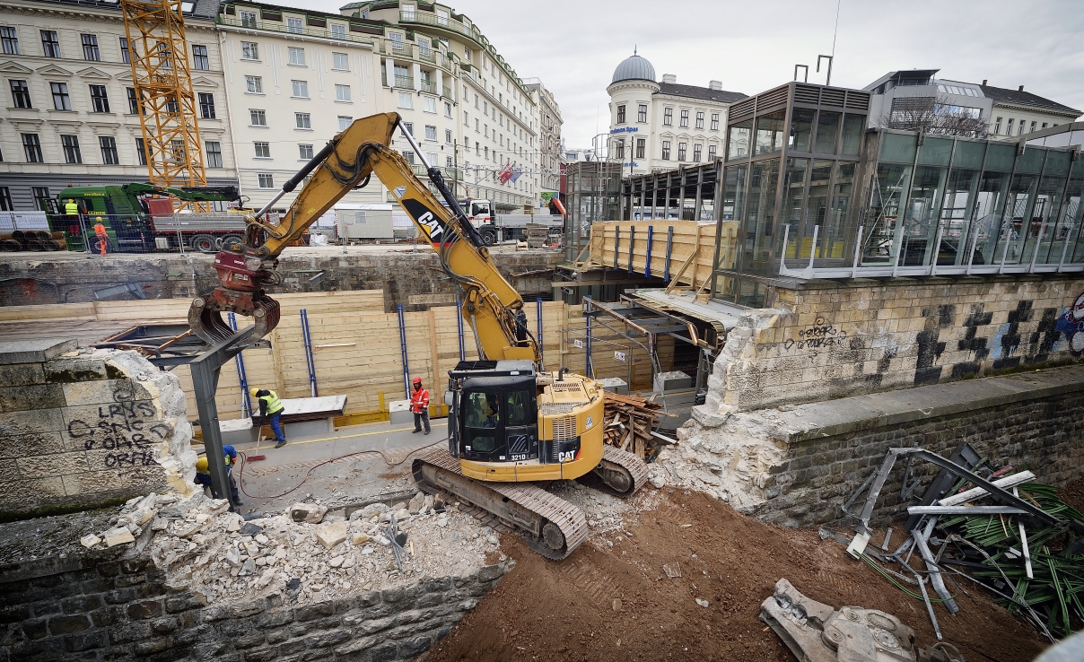 Baustelle der Linien U4 und U2 bei der Station Pilgramgasse.