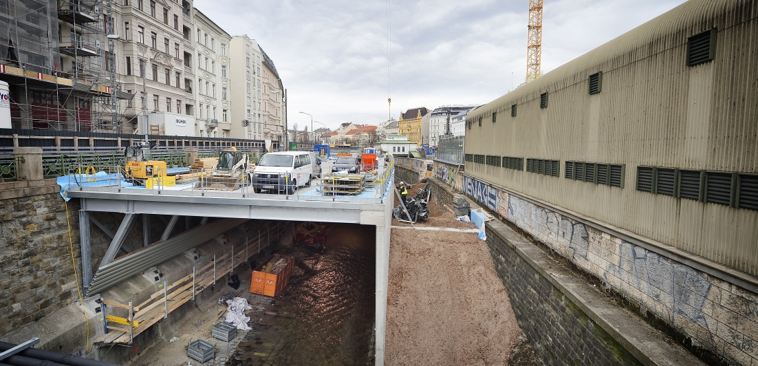 Baustelle der Linien U4 und U2 bei der Station Pilgramgasse.