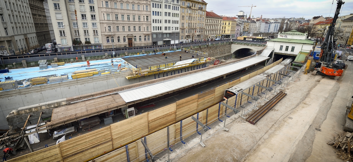 Baustelle der Linien U4 und U2 bei der Station Pilgramgasse.