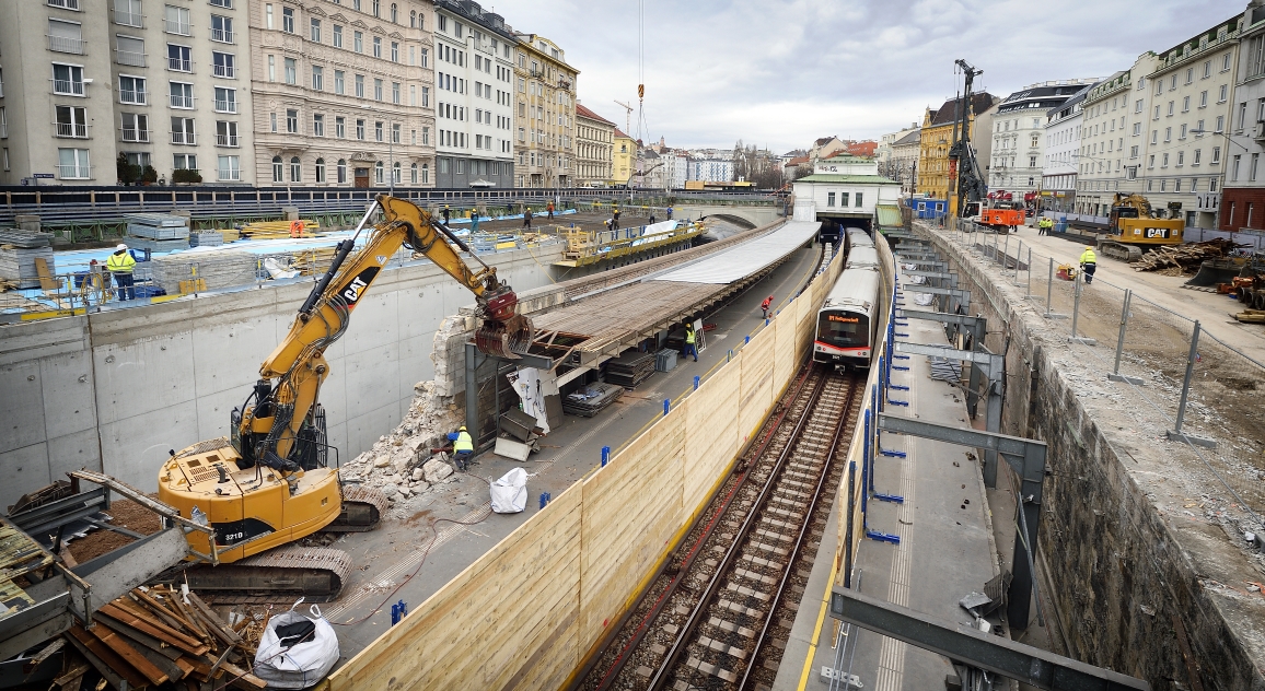 Baustelle der Linien U4 und U2 bei der Station Pilgramgasse.