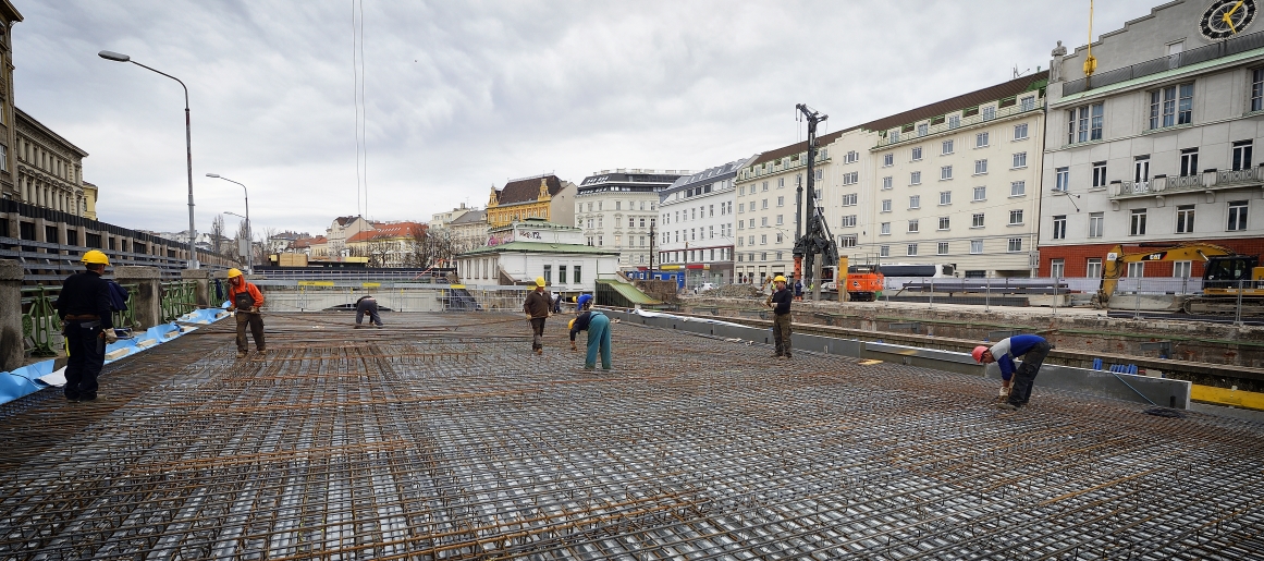 Baustelle der Linien U4 und U2 bei der Station Pilgramgasse.