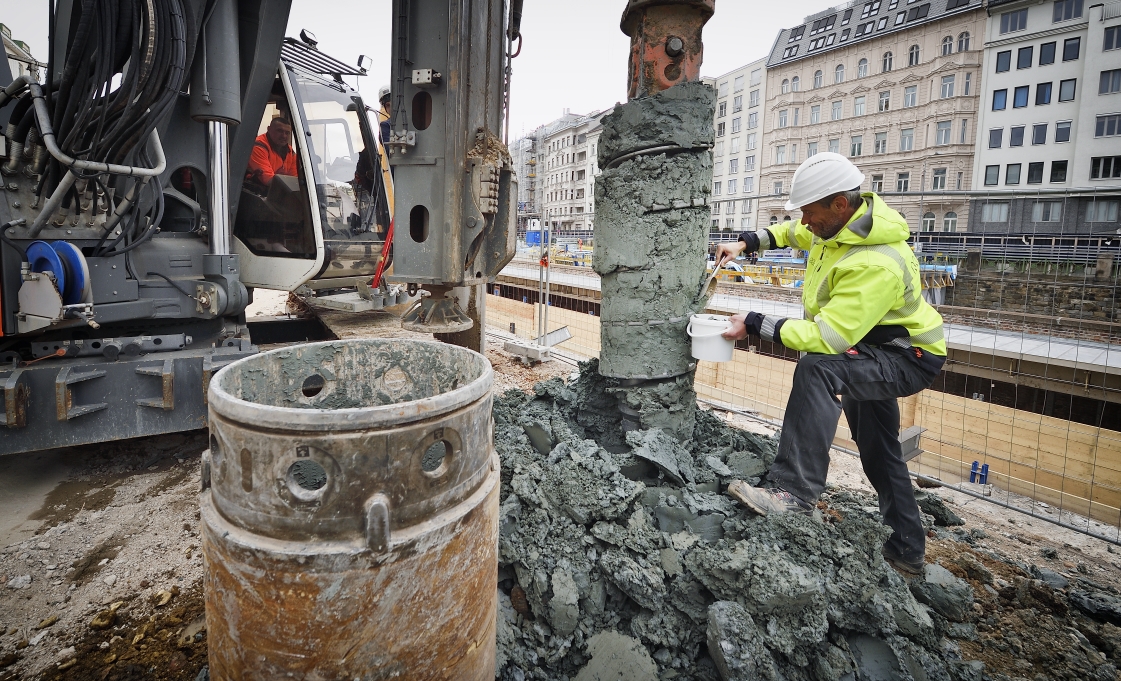 Baustelle der Linien U4 und U2 bei der Station Pilgramgasse.