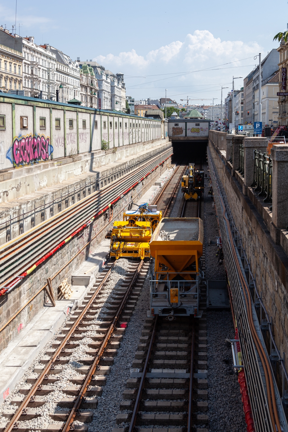 U4-Sommersperre 2019. Die ersten Gleise liegen schon wieder. Mess und Testfahrten werden durchgeführt.