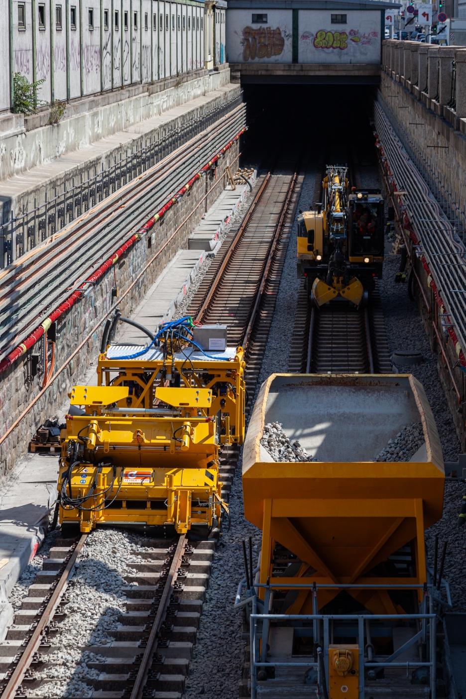 U4-Sommersperre 2019. Die ersten Gleise liegen schon wieder. Mess und Testfahrten werden durchgeführt.