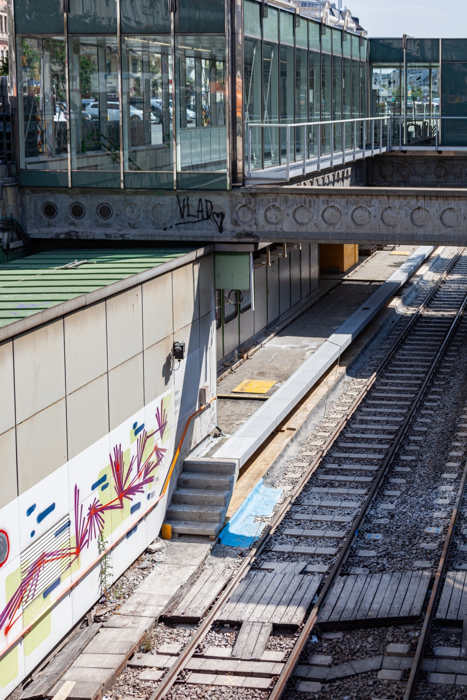 U4-Sommersperre 2019. Die ersten Gleise liegen schon wieder. Mess und Testfahrten werden durchgeführt.