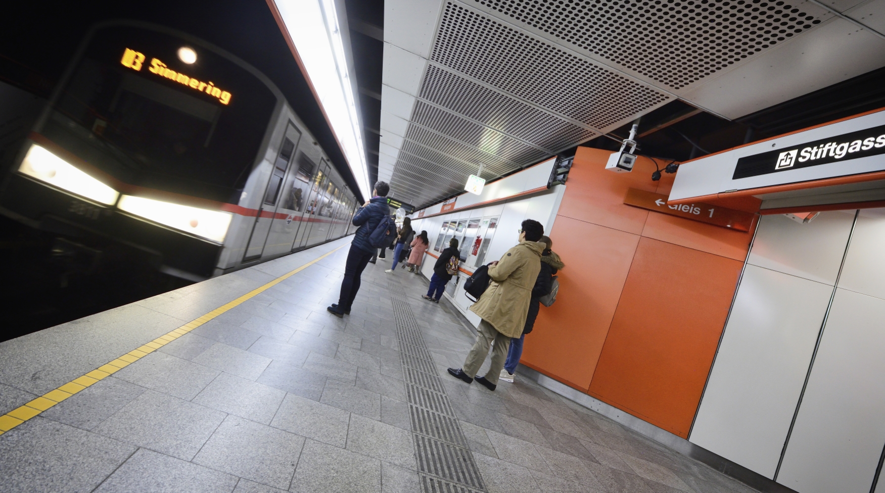 Vorbereitungsarbeiten zur Errichtung der Station Neubaugasse der Linie U2. Durch das Versetzen der Stationswand wird ein ungestörter U-Bahnbetrieb ermöglicht.