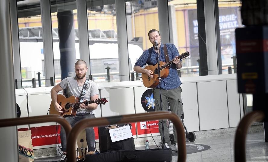 Im Netz der Wiener Linien spielen MusikerInnen in ausgewählten Stationen für die Fahrgäste. Hier in der Station Spittelau.