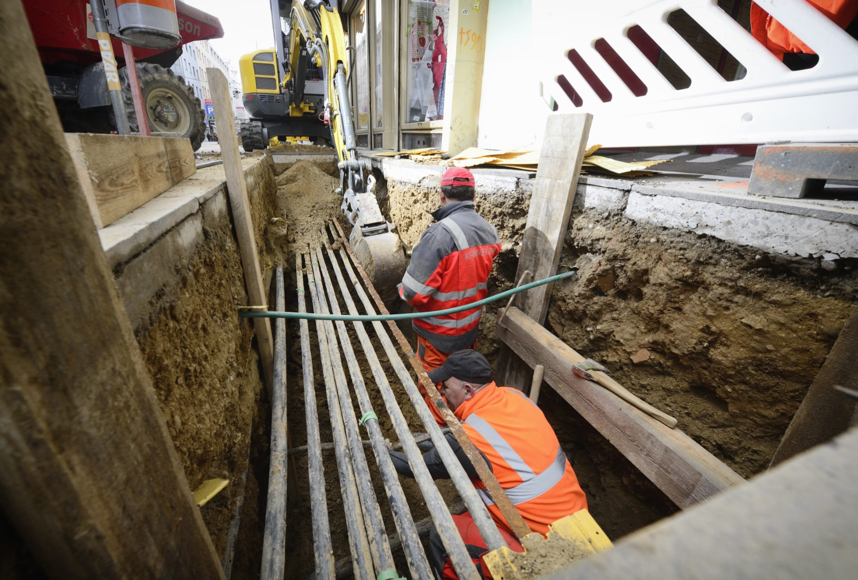 Vorbereitungsarbeiten zur Errichtung der Station Neubaugasse der Linie U2, hier Baggereinsatz in der Kirchengasse.