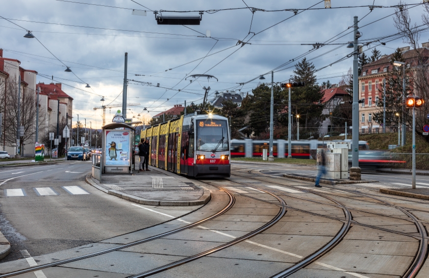 Linie 49 in Baumgarten in Fahrtrichtung Ring - Volkstheater unterwegs