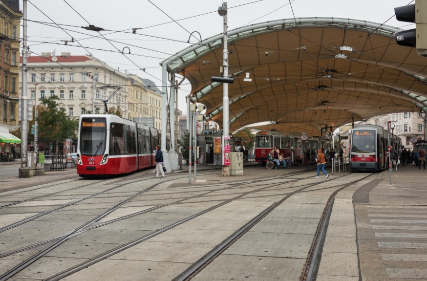 Flexity Linie 6 und Züge der Linie 18 und 49 am Urban Loritz Platz