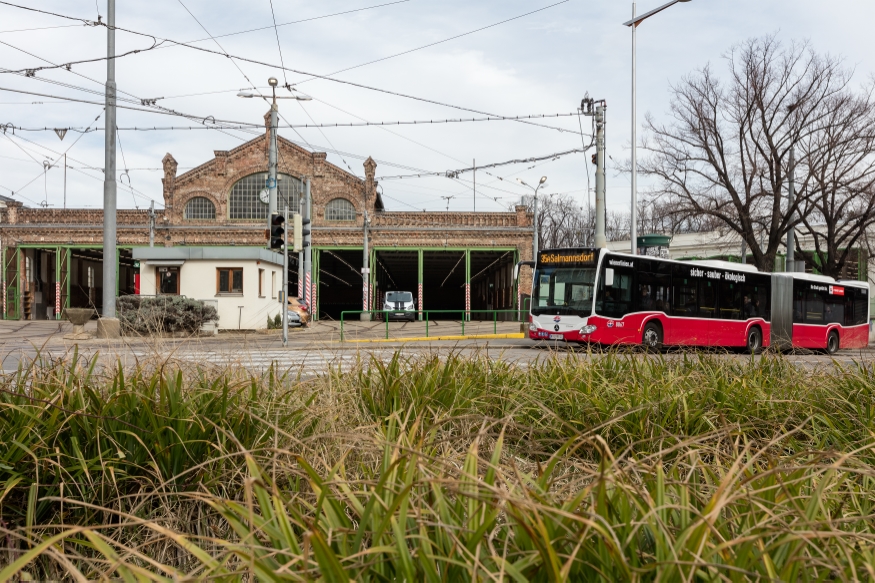 Bahnhof Gürtel und Bus der Linie 35A