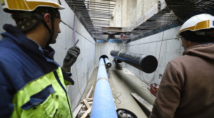 Baustelle der Linie U2 am Matzleindorfer Platz. Der U-Bahnbau macht eine aufwendige Versetzung von wichtigen Wasserleitungsrohren notwendig.