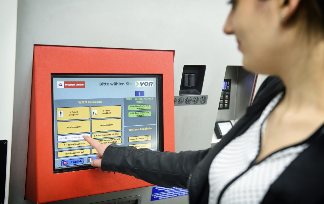 Fahrkartenautomat beim Zugang zur U-Bahn.