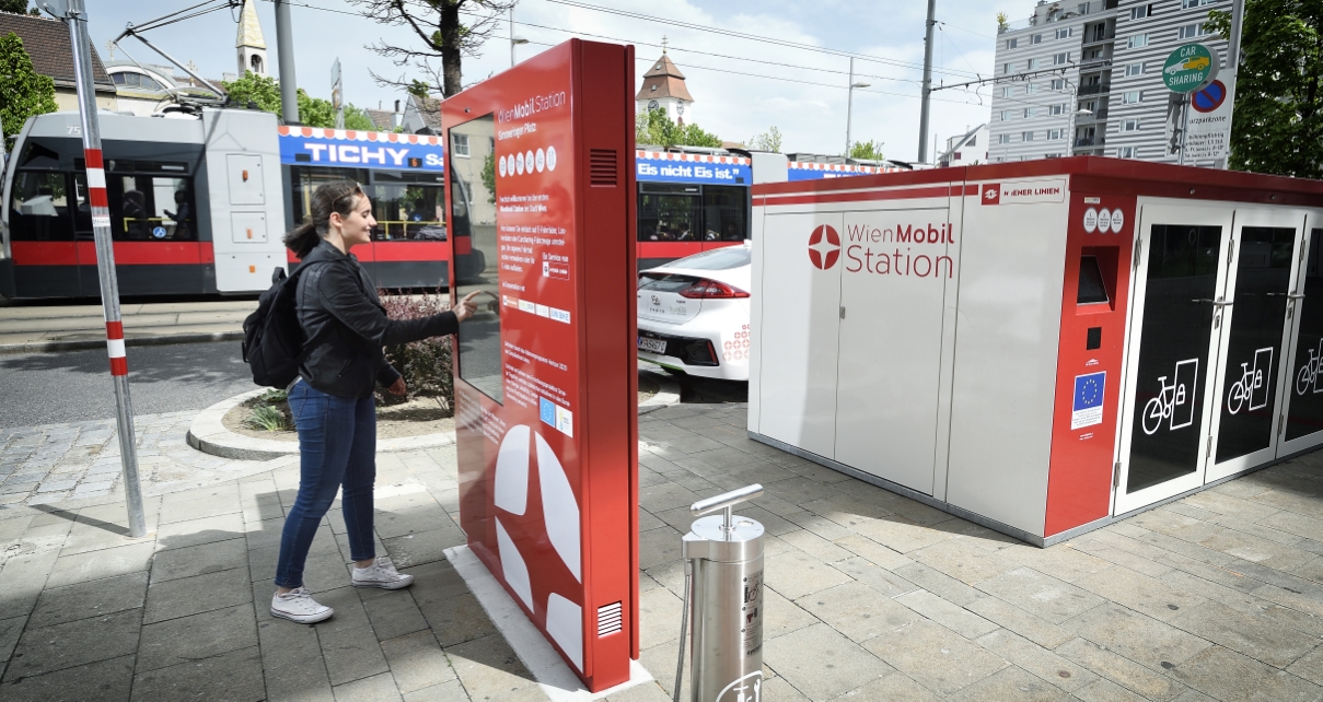Bei der WienMobil-Station in Simmering stehen Carsharing, E-Bikesharing und Fahrradboxen zur Verfügung.