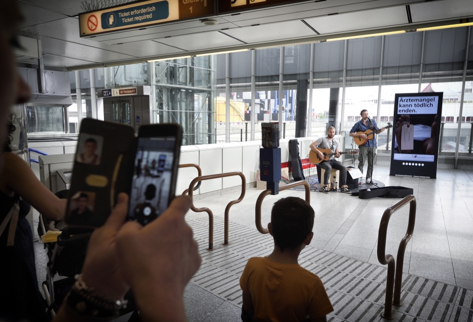 Im Netz der Wiener Linien spielen MusikerInnen in ausgewählten Stationen für die Fahrgäste. Hier in der Station Spittelau.