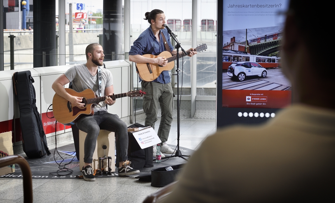 Im Netz der Wiener Linien spielen MusikerInnen in ausgewählten Stationen für die Fahrgäste. Hier in der Station Spittelau.