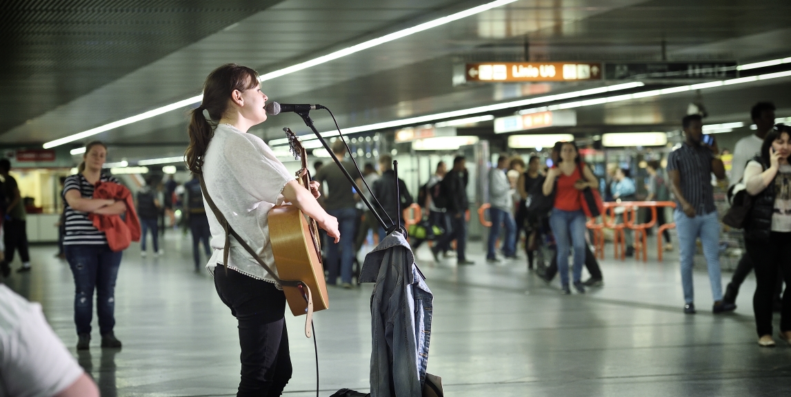 Im Netz der Wiener Linien spielen MusikerInnen in ausgewählten Stationen für die Fahrgäste. Hier in der Station Westbahnhof.