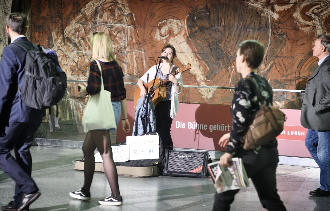Im Netz der Wiener Linien spielen MusikerInnen in ausgewählten Stationen für die Fahrgäste. Hier in der Station Westbahnhof.