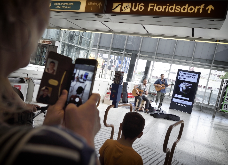 Im Netz der Wiener Linien spielen MusikerInnen in ausgewählten Stationen für die Fahrgäste. Hier in der Station Spittelau.